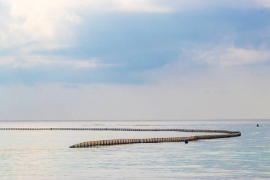 Güzel mavi ve turkuaz su dalgaları okyanus ve sarı turuncu şamandıra şamandıraları Quintana Roo Mexico 'daki Playa del Carmen' in sularında ip ve ağlar..