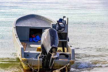 Playa del Carmen Quintana Roo Meksika 05. Ağustos 2023 Tekne yatı Catamaran feribot iskelesi ve limanı Playa del Carmen Mexico 'daki tropikal Meksika plaj manzarası ve turkuaz mavi su..