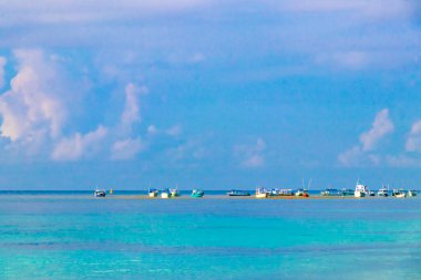 Playa del Carmen Quintana Roo Meksika 05. Ağustos 2023 Tekne yatı Catamaran feribot iskelesi ve limanı Playa del Carmen Mexico 'daki tropikal Meksika plaj manzarası ve turkuaz mavi su..