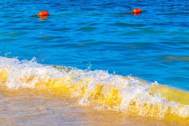 Dalgalar, Playa del Carmen Meksika 'daki tropik Meksika Karayip plajlarında mavi su ve kumsala vurur..