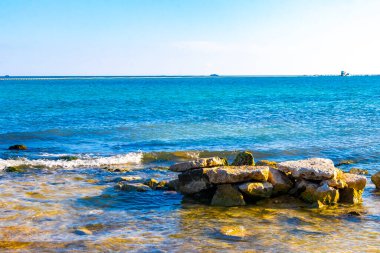 Playa del Carmen Quintana Roo Meksika sahilindeki turkuaz yeşil ve mavi sularda kayalar ve mercanlar..