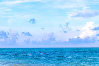 Playa del Carmen Meksika 'da turkuvaz mavisi berrak sulara sahip tropik Meksika Karayip sahili manzarası..