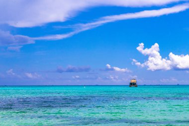 Playa del Carmen ve Cozumel Adası Meksika 'daki tropikal Meksika sahil manzarası ve turkuaz mavi sularında, Katamaran yat feribot iskelesi iskelesi ve limanı..