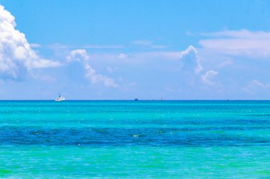 Playa del Carmen ve Cozumel Adası Meksika 'daki tropikal Meksika sahil manzarası ve turkuaz mavi sularında, Katamaran yat feribot iskelesi iskelesi ve limanı..