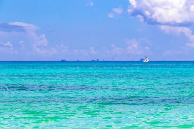 Playa del Carmen Quintana Roo Mexico 'daki turkuaz mavi sularla Cozumel adasının tropik Meksika deniz ve sahil manzarası manzarası.