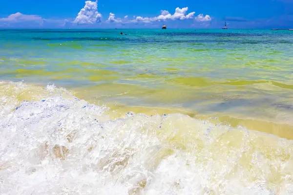 Playa del Carmen Meksika 'da berrak turkuaz mavi sularla tropikal Meksika sahili manzarası ve Karayip denizinde su ve kum dalgaları..