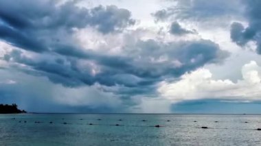 Cozumel ve Playa del Carmen Mexico 'daki cennette kuvvetli muson yağmurları ve kasvetli bulutlar..