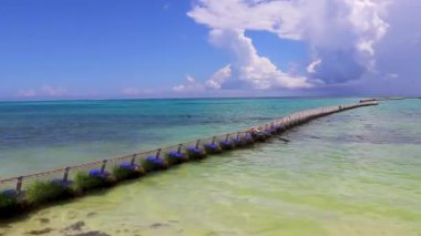 Sargazo yosunlu deniz yosunu ağ halatı ve açık turkuaz mavi şamandıralarla Playa del Carmen Meksika 'da.