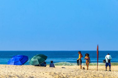 Puerto Escondido Oaxaca Meksika 13. Kasım 2022 Palmiye ağaçları Zicatela Puerto Escondido Oaxaca Mexico 'daki tropik Meksika plajındaki sahil otelindeki şemsiyeler ve güneş panzeleri..