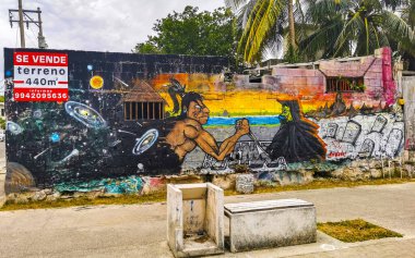 Playa del Carmen Quintana Roo Meksika 21. Nisan 2021 Playa del Carmen Meksika 'da resim ve grafitili sanatsal duvarlar.