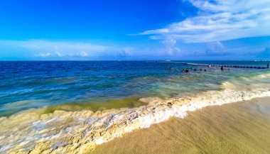 Playa del Carmen Quintana Roo Mexico 20. Temmuz 2023 Tropikal Meksika Karayip plajı ve denizi çok eğlenceli insanlarla güneş şemsiyeleri Playa del Carmen Meksika 'da turkuaz su.