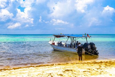 Playa del Carmen Quintana Roo Meksika 05. Ağustos 2023 Tekne yatı Catamaran feribot iskelesi ve limanı Playa del Carmen Mexico 'daki tropikal Meksika plaj manzarası ve turkuaz mavi su..