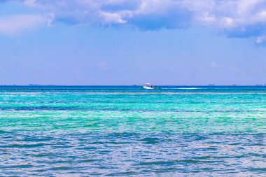 Playa del Carmen Quintana Roo Meksika 05. Ağustos 2023 Tekne yatı Catamaran feribot iskelesi ve limanı Playa del Carmen Mexico 'daki tropikal Meksika plaj manzarası ve turkuaz mavi su..