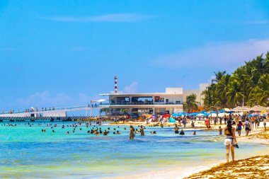 Playa del Carmen Quintana Roo Meksika 05. Ağustos 2023 Tropikal Meksika Karayip plajı ve denizi çok eğlenceli insanlarla güneş şemsiyeleri Playa del Carmen Meksika 'da turkuaz su.