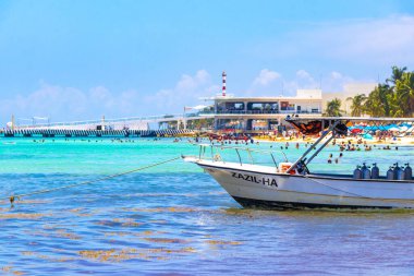 Playa del Carmen Quintana Roo Meksika 05. Ağustos 2023 Tekne yatı Catamaran feribot iskelesi ve limanı Playa del Carmen Mexico 'daki tropikal Meksika plaj manzarası ve turkuaz mavi su..
