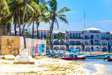 Playa del Carmen Quintana Roo Meksika 05. Ağustos 2023 Tekne yatı Catamaran feribot iskelesi ve limanı Playa del Carmen Mexico 'daki tropikal Meksika plaj manzarası ve turkuaz mavi su..