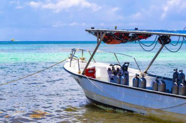 Playa del Carmen Quintana Roo Meksika 05. Ağustos 2023 Tekne yatı Catamaran feribot iskelesi ve limanı Playa del Carmen Mexico 'daki tropikal Meksika plaj manzarası ve turkuaz mavi su..