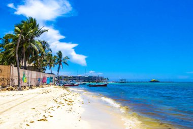Playa del Carmen Quintana Roo Meksika 05. Ağustos 2023 Tropikal Meksika Karayip plajı ve denizi çok eğlenceli insanlarla güneş şemsiyeleri Playa del Carmen Meksika 'da turkuaz su.