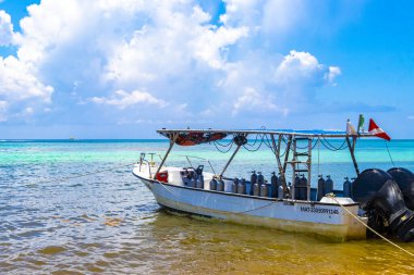 Playa del Carmen Quintana Roo Meksika 05. Ağustos 2023 Tekne yatı Catamaran feribot iskelesi ve limanı Playa del Carmen Mexico 'daki tropikal Meksika plaj manzarası ve turkuaz mavi su..