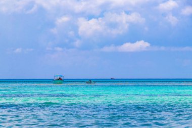 Playa del Carmen Quintana Roo Meksika 05. Ağustos 2023 Tekne yatı Catamaran feribot iskelesi ve limanı Playa del Carmen Mexico 'daki tropikal Meksika plaj manzarası ve turkuaz mavi su..