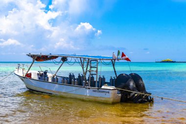 Playa del Carmen Quintana Roo Meksika 05. Ağustos 2023 Tekne yatı Catamaran feribot iskelesi ve limanı Playa del Carmen Mexico 'daki tropikal Meksika plaj manzarası ve turkuaz mavi su..