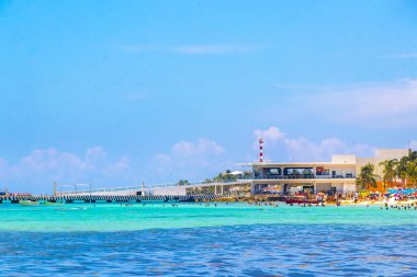 Playa del Carmen Quintana Roo Meksika 05. Ağustos 2023 Tropikal Meksika Karayip plajı ve denizi çok eğlenceli insanlarla güneş şemsiyeleri Playa del Carmen Meksika 'da turkuaz su.