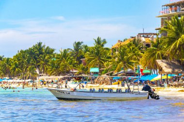 Playa del Carmen Quintana Roo Meksika 05. Ağustos 2023 Tekne yatı Catamaran feribot iskelesi ve limanı Playa del Carmen Mexico 'daki tropikal Meksika plaj manzarası ve turkuaz mavi su..