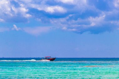 Playa del Carmen Quintana Roo Meksika 05. Ağustos 2023 Tekne yatı Catamaran feribot iskelesi ve limanı Playa del Carmen Mexico 'daki tropikal Meksika plaj manzarası ve turkuaz mavi su..