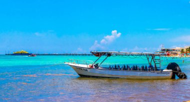 Playa del Carmen Quintana Roo Meksika 05. Ağustos 2023 Tekne yatı Catamaran feribot iskelesi ve limanı Playa del Carmen Mexico 'daki tropikal Meksika plaj manzarası ve turkuaz mavi su..