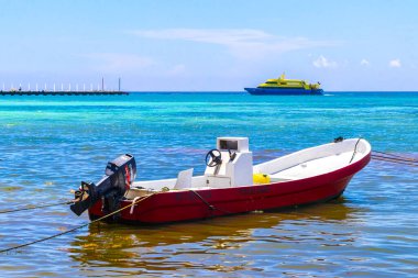 Playa del Carmen Quintana Roo Meksika 05. Ağustos 2023 Tekne yatı Catamaran feribot iskelesi ve limanı Playa del Carmen Mexico 'daki tropikal Meksika plaj manzarası ve turkuaz mavi su..