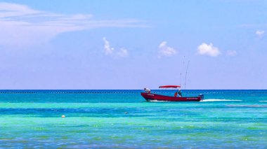 Playa del Carmen Quintana Roo Meksika 05. Ağustos 2023 Tekne yatı Catamaran feribot iskelesi ve limanı Playa del Carmen Mexico 'daki tropikal Meksika plaj manzarası ve turkuaz mavi su..