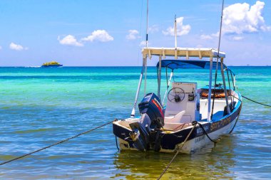 Playa del Carmen Quintana Roo Meksika 05. Ağustos 2023 Tekne yatı Catamaran feribot iskelesi ve limanı Playa del Carmen Mexico 'daki tropikal Meksika plaj manzarası ve turkuaz mavi su..