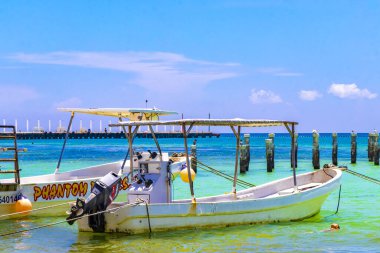 Playa del Carmen Quintana Roo Meksika 05. Ağustos 2023 Tekne yatı Catamaran feribot iskelesi ve limanı Playa del Carmen Mexico 'daki tropikal Meksika plaj manzarası ve turkuaz mavi su..