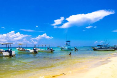 Playa del Carmen Quintana Roo Meksika 05. Ağustos 2023 Tekne yatı Catamaran feribot iskelesi ve limanı Playa del Carmen Mexico 'daki tropikal Meksika plaj manzarası ve turkuaz mavi su..