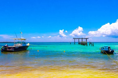Playa del Carmen Quintana Roo Meksika 05. Ağustos 2023 Tekne yatı Catamaran feribot iskelesi ve limanı Playa del Carmen Mexico 'daki tropikal Meksika plaj manzarası ve turkuaz mavi su..