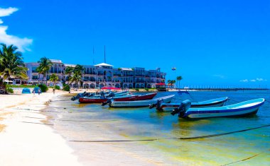 Playa del Carmen Quintana Roo Meksika 05. Ağustos 2023 Tekne yatı Catamaran feribot iskelesi ve limanı Playa del Carmen Mexico 'daki tropikal Meksika plaj manzarası ve turkuaz mavi su..