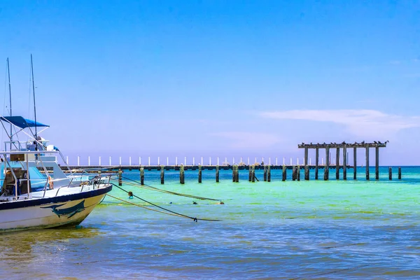 Playa del Carmen Quintana Roo Meksika 05. Ağustos 2023 Tekne yatı Catamaran feribot iskelesi ve limanı Playa del Carmen Mexico 'daki tropikal Meksika plaj manzarası ve turkuaz mavi su..