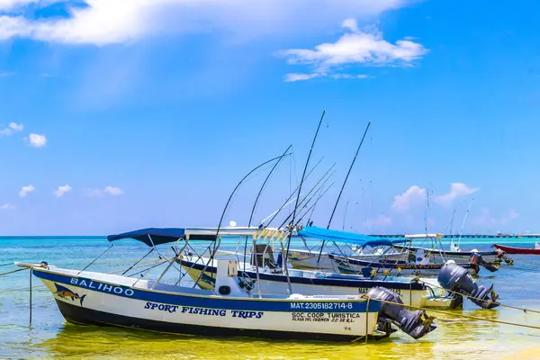Playa del Carmen Quintana Roo Meksika 05. Ağustos 2023 Tekne yatı Catamaran feribot iskelesi ve limanı Playa del Carmen Mexico 'daki tropikal Meksika plaj manzarası ve turkuaz mavi su..