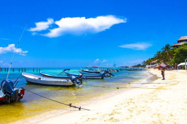 Playa del Carmen Quintana Roo Meksika 05. Ağustos 2023 Tekne yatı Catamaran feribot iskelesi ve limanı Playa del Carmen Mexico 'daki tropikal Meksika plaj manzarası ve turkuaz mavi su..