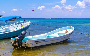 Playa del Carmen Quintana Roo Meksika 05. Ağustos 2023 Tekne yatı Catamaran feribot iskelesi ve limanı Playa del Carmen Mexico 'daki tropikal Meksika plaj manzarası ve turkuaz mavi su..