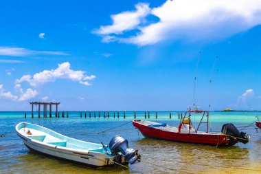 Playa del Carmen Quintana Roo Meksika 05. Ağustos 2023 Tekne yatı Catamaran feribot iskelesi ve limanı Playa del Carmen Mexico 'daki tropikal Meksika plaj manzarası ve turkuaz mavi su..