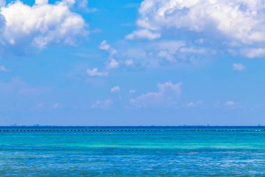 Playa del Carmen Quintana Roo Mexico 'daki turkuaz mavi sularla Cozumel adasının tropik Meksika deniz ve sahil manzarası manzarası.