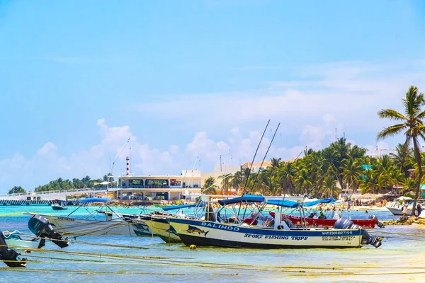 Playa del Carmen Quintana Roo Meksika 05. Ağustos 2023 Tekne yatı Catamaran feribot iskelesi ve limanı Playa del Carmen Mexico 'daki tropikal Meksika plaj manzarası ve turkuaz mavi su..