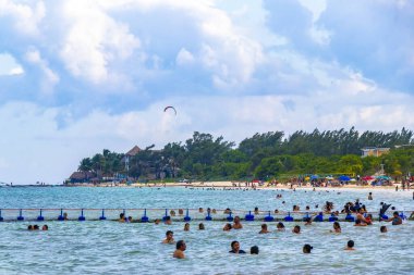 Playa del Carmen Quintana Roo Meksika 13. Ağustos 2023 Tropikal Meksika Karayip plajı ve denizi çok eğlenceli insanlarla güneş şemsiyeleri Playa del Carmen Meksika 'da turkuaz su.