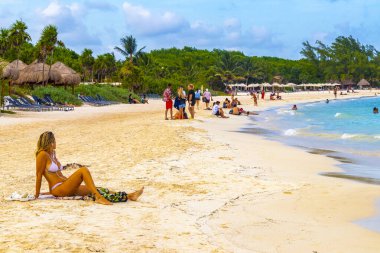 Playa del Carmen Quintana Roo Meksika 13. Ağustos 2023 Tropikal Meksika Karayip plajı ve denizi çok eğlenceli insanlarla güneş şemsiyeleri Playa del Carmen Meksika 'da turkuaz su.