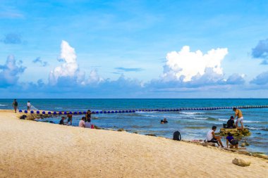 Playa del Carmen Quintana Roo Meksika 13. Ağustos 2023 Tropikal Meksika Karayip plajı ve denizi çok eğlenceli insanlarla güneş şemsiyeleri Playa del Carmen Meksika 'da turkuaz su.