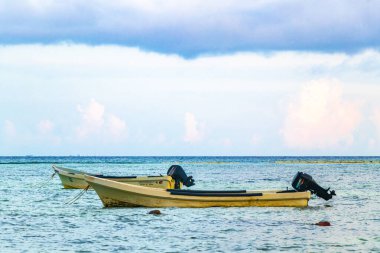 Playa del Carmen Quintana Roo Meksika 13. 2023 Ağustos 'unda, Punta Xcalacoco Playa del Carmen' deki tropikal Meksika plaj manzarası ve turkuaz mavi sularında, Katamaran yat vapuru iskelesi ve limanı..