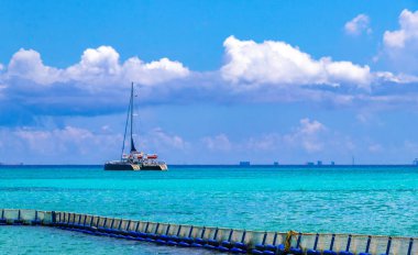 Playa 88 ve Playa del Carmen Quintana Roo Meksika 'daki Punta Esmeralda' dan tropikal Meksika sahili manzaralı rıhtımında feribot vapuru iskelesi ve liman..