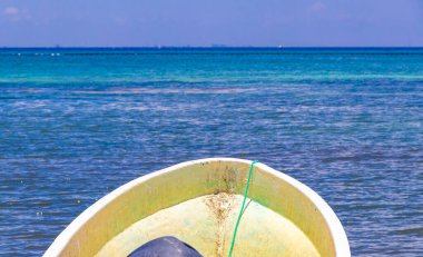 Playa del Carmen Quintana Roo Meksika 05. Ağustos 2023 Tekne yatı Catamaran feribot iskelesi ve limanı Playa del Carmen Mexico 'daki tropikal Meksika plaj manzarası ve turkuaz mavi su..