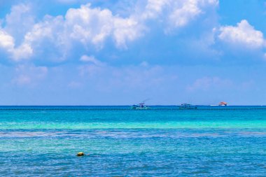 Playa del Carmen ve Cozumel Adası Meksika 'daki tropikal Meksika sahil manzarası ve turkuaz mavi sularında, Katamaran yat feribot iskelesi iskelesi ve limanı..